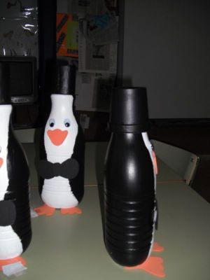 O pingüín por detrais. Leva o buratiño agochado debaixo do lazo para despistar. 
