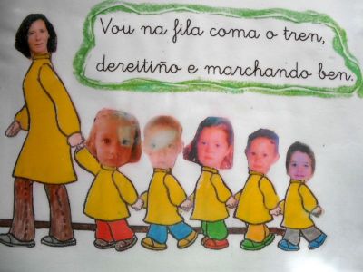 O tren de tres anos.
Facelo tren non é tan sinxelo como parece. Hai que ensaialo. Vou na fila coma o tren, dereitiño e marchando ben.
