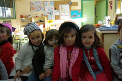 Elena, Clara, Daniela e Raquel con algo no pescozo e a cara pintada
