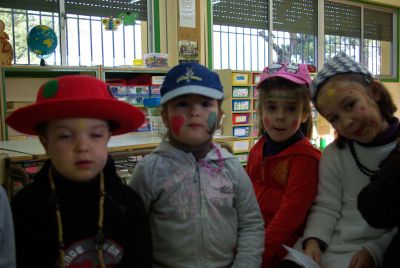 Yago, Gabriela, Lara e Elena posando na aula cos mandados do Meco
