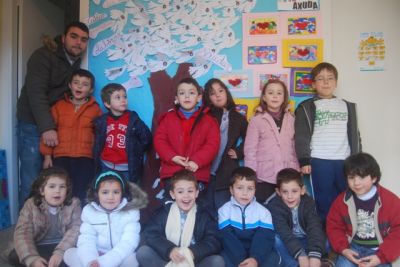 Os nenos e nenas de 5 anos co profe Javi.
