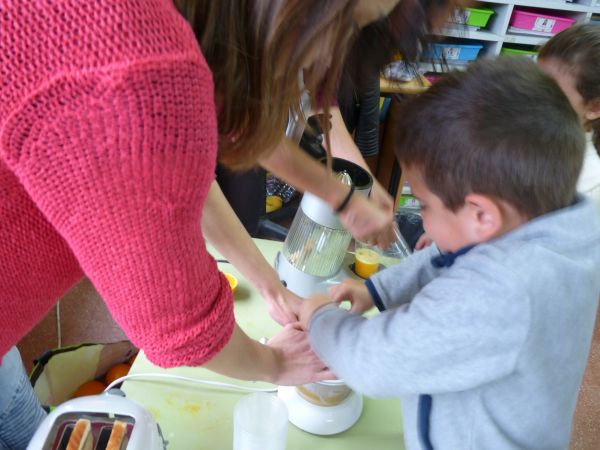 zume de laranxa e torradas con mel
