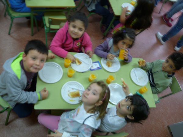 zume de laranxa e torradas con mel
