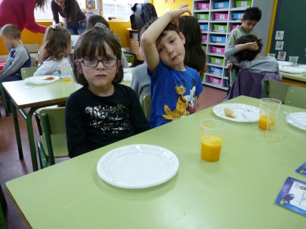 zume de laranxa e torradas con mel
