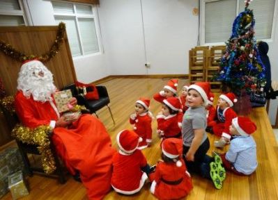 TRÓUXONOS UN DETALLIÑO  E FOMOS RECOLLELO XUNTO DEL.
