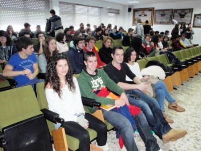 Conferencia
Na aula mágna da Facultade de Física, durante a mañá das 10:00 ás 13:00, asistindo ás tres conferencias preparatorias da sesión experimental.
Palabras chave: conferencia Physics Master Class