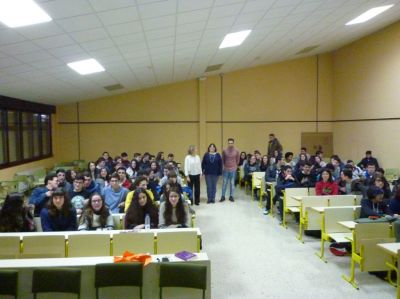 María José Alonso e Marcos Fernández Fondevila co alumnado asistente e con María del Carmen Rey.
