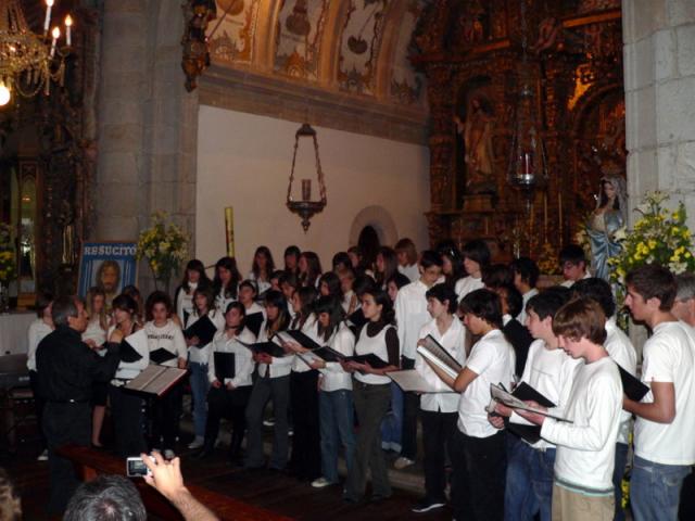 Foto dos compoñentes do Instituto de Argentona na Igrexa Parroquial