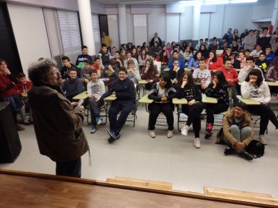 Xulio, preparador dos tres equipos e coordinador dos vencedores de Bac desta edición, dirixíndose ao público no acto de homenaxe aos participantes no noso centro.
