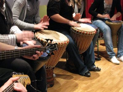 Instrumentos sen fronteiras para música de aquí.
