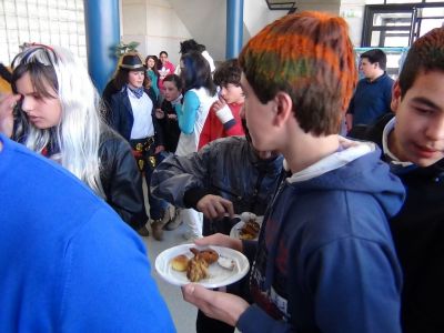 Alumno equipado coa súa ración.
