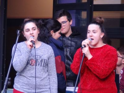 Iris (esq) e Vanesa (der), de 3º da ESO, poñendo sentemento na súa intervención no karaoke.
