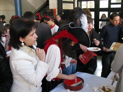 Profesora vixiando pirata que acapara comida
