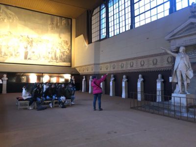 María José, no Jeu de Paume, imitando á estatua.
