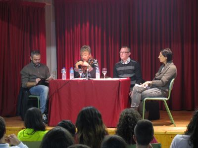 Os convidados á charla. De esquerda a dereita: José Carlos, Marta e Carlos, xunto coa presentadora e coordinadora, a profesora Yolanda Pérez.
