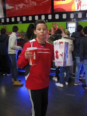 Jorge, de 1º da ESO, exhibindo os trofeos.
