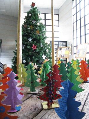 Bosque de árbores de Nadal. En primeiro plano, os elaborados polo alumnado de 1º da ESO.
