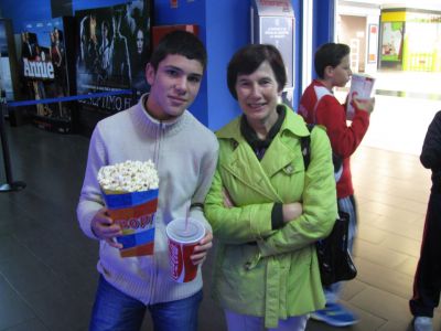 Igancio, de 2º da ESO, invitando a súa profesora de matemáticas, coordinadora dun club de lectura e acompañante na excursión
