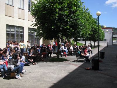 Parte do público, a maioría sentados no tendido de sol (máis barato).
