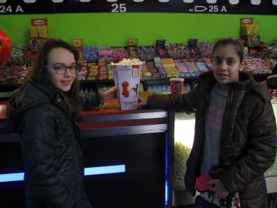 Samara e Celia pelexando para ver quen se queda coas palomitas.
