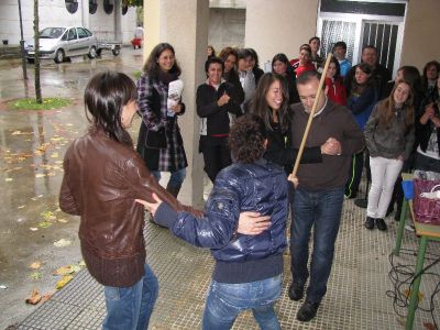 As dúas parellas finalistas do baile da escoba. Obsérvese á parella mixta facéndose os suecos para non coller a escoba. Así gaña calquera!
