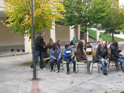 Alumnos e profes participando xuntos
