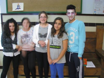 Criatura terrorífica de "colegueo" con alumnas de 1º da ESO nada asustadizas.
