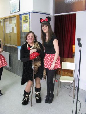 Ana Canabal, vencedora do concurso de doces, recollendo o premio que lle entrega Carla, alumna de 4º.
