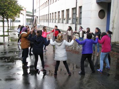 Bailando unha sardana (supoñemos).
