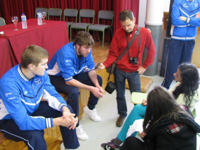 Paula e Nerea, realizando a entrevista que elaboraron con outras alumnas de 2º da ESO da escola de baloncesto.
