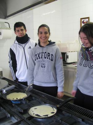 Alumnas e alumno de 1º de Bac cociñando crêpes da variante "perforadas"
