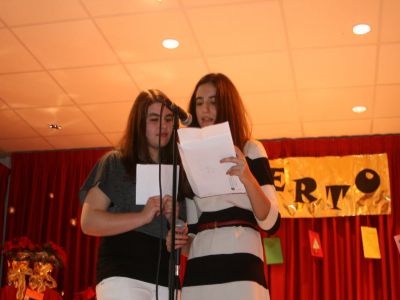 As presentadoras do acto de entrega de premios do concurso de relato breve: María e Candela, de 2º da ESO
