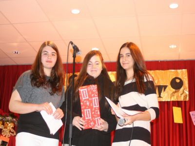 Almudena, alumna de 1º de BAC que se incorporou este curso ao centro, xa colleita éxitos literarios e recolle o 2º premio (cámara fotográfica).
