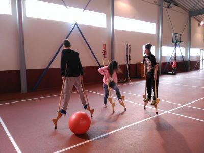 Aprendendo a desprazarse en zancos de man xunto cos nosos alumn@s mediadores.
