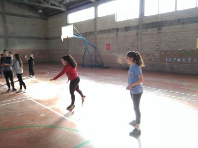 Noelia (ao servizo) e Elisa (observando).
