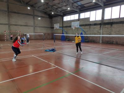 Duelo "fratricida" entre dúas alumnas de 2º da ESO do noso centro: en primeiro plano Ainara, xogando contra Daniela.
