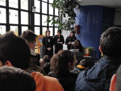 Lectura do manifesto por parte de Uxía, José Antonio e Alba, con Marcela ao teclado.
