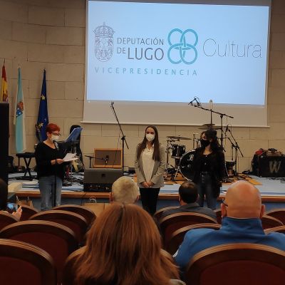 Ainhoa e Andrea a punto de intervir no acoto de celebración do Día Internacional da Muller Rural
