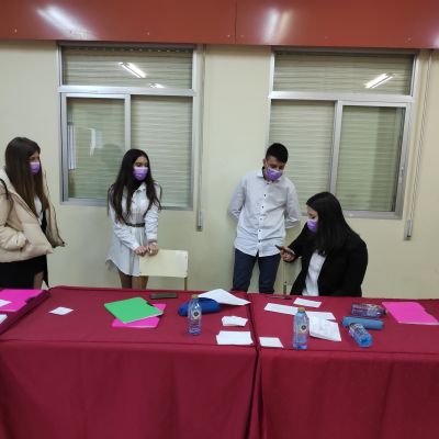 O equipo de 1º de Bac, esperando o resultado do seu segundo debate.
