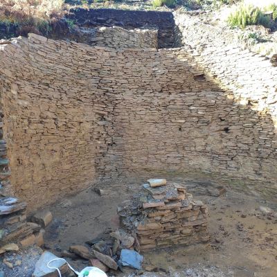 A parede  máis alta dunha vivenda atopada, ata agora, nos restos dun castro galego.
