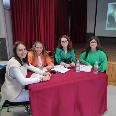 As catro alumnas de 1º de Bac que conformaban a mesa de espectativas no coloquio: Zaira, Lucía, Daniela e Maitane (de esquerda a dereita).
