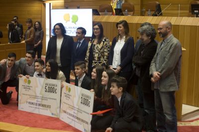 Foto oficial dos dous equipos gañadores coas autoridades (Conselleiro, Vicepresidente do Parlamento ...)
