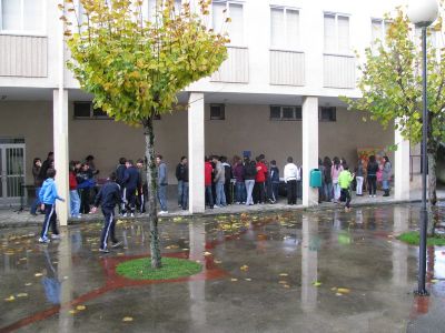 Unha parte dos participantes a cuberto da chuvia.
