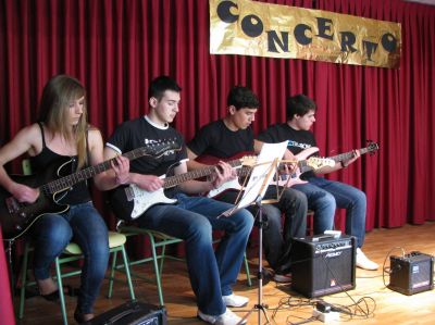 Guitarristas de 1º de BAC nun cómodo segundo plano
