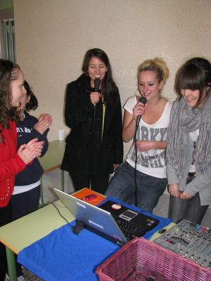 Xochitl (a nosa profe de conversa de inglés) e Milena, facendo karaoke.
