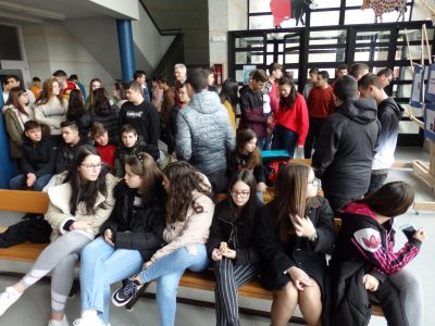 Parte do alumnado asistente, esperando  o comezo do acto no vestíbulo do edificio.
