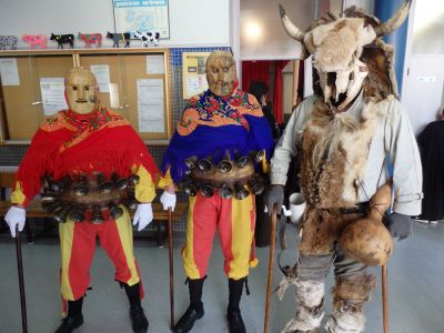 As figuras representativas do Entroido Ribeirao da parroquia de Santiago de Arriba (Chantada): dous volantes e o peliqueiro.
