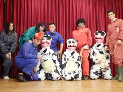 Un pintoresco grupo de gandeiros e vacas, despois da súa actuación no escenario (alumnado de 3º e 2º da ESO).
