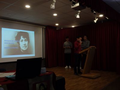 Bilal (3º ESO) lendo un poema de Rosalía ("Airiños, airiños, aires) en árabe.
