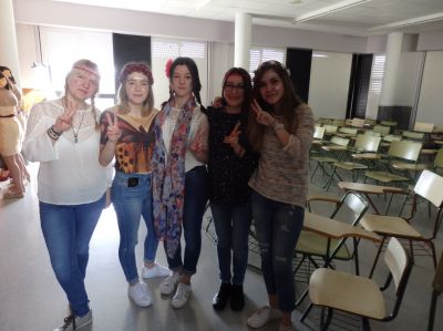 Alumnas de 1º de BAC enviando a súa mensaxe de paz.
